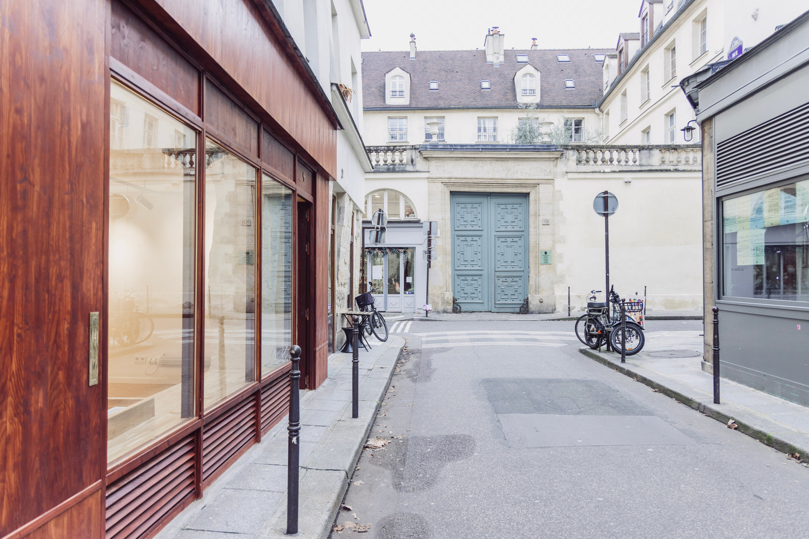 La rue du Forez et la façade de Poppy Marais