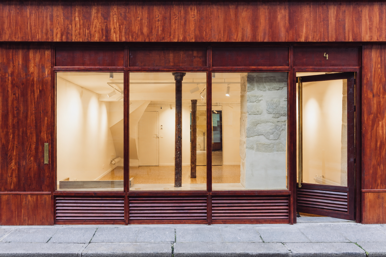 La façade en bois de Poppy Marais au 4 rue du Forez